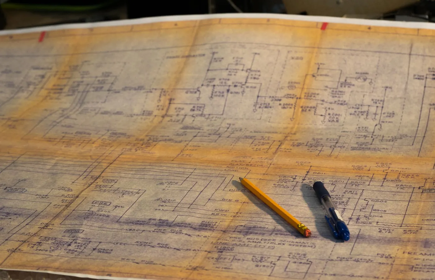 Esquema eléctrico desplegado sobre una mesa de trabajo junto a lápiz y portaminas