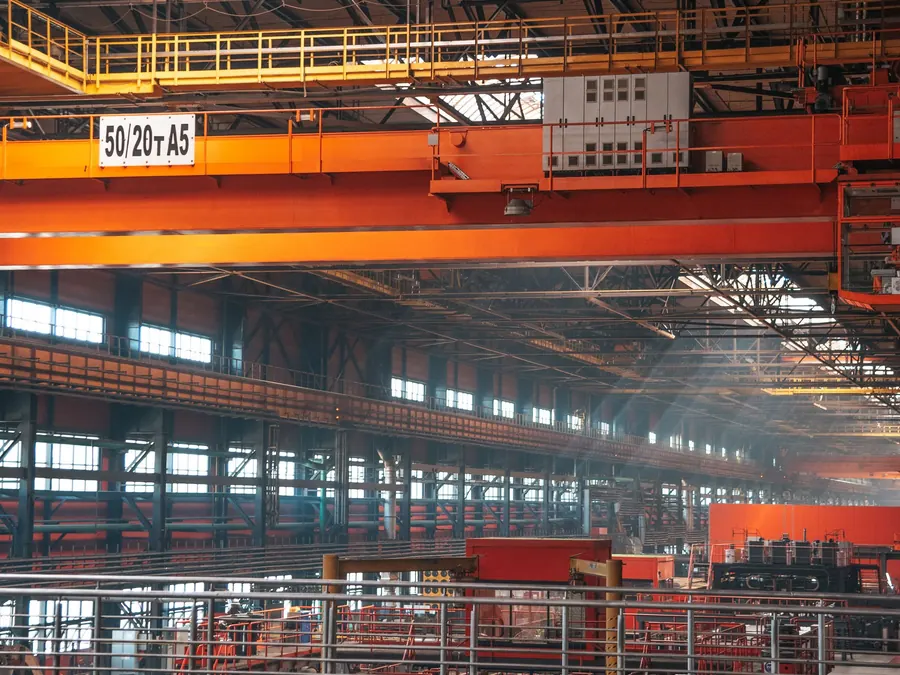 Nave industrial con puentes grúa y estructura metálica