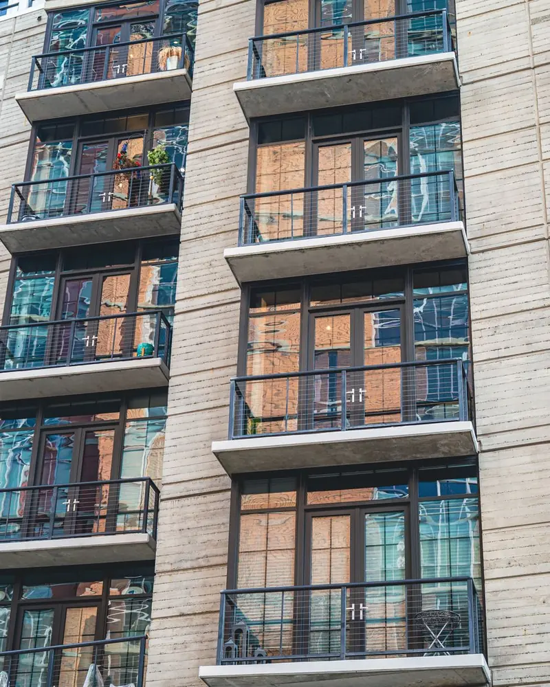 Fachada de edificio residencial contemporáneo con balcones