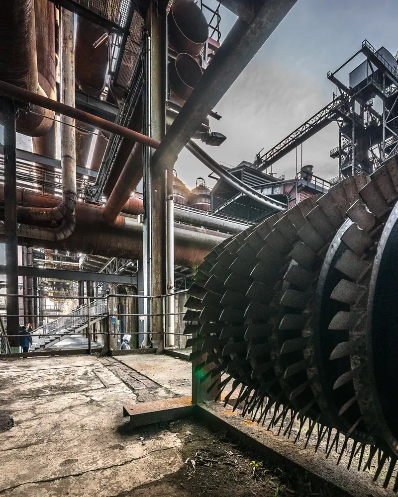 Planta industrial con cañerías, estructura metálica y equipos de proceso
