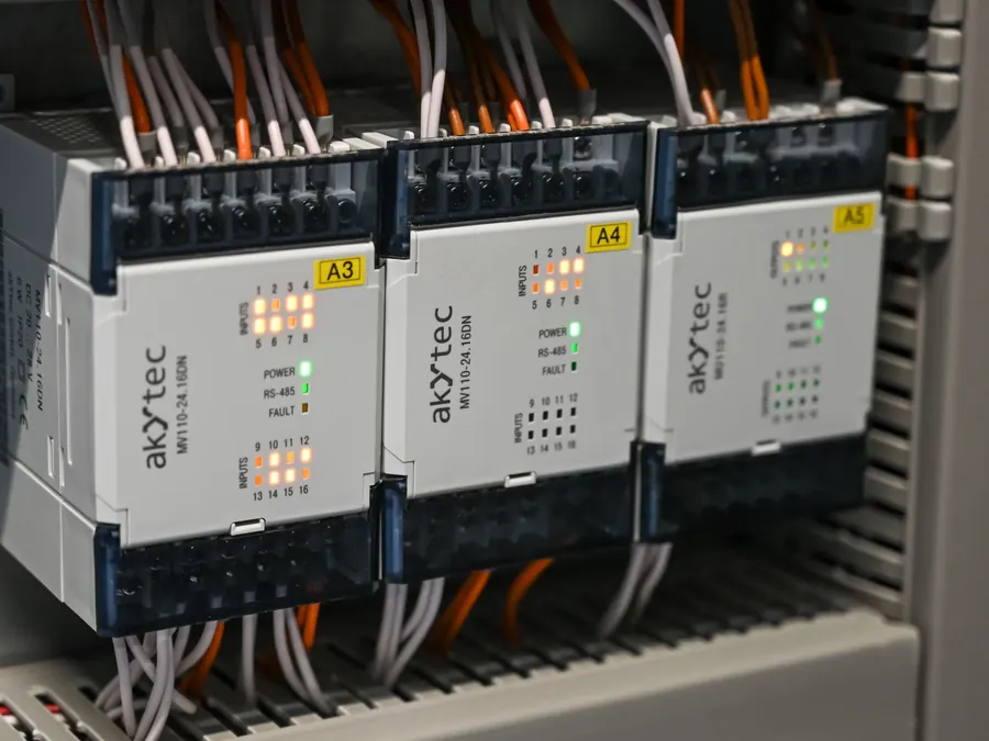Módulos de control y comunicación montados en riel DIN con cableado ordenado en canaleta
