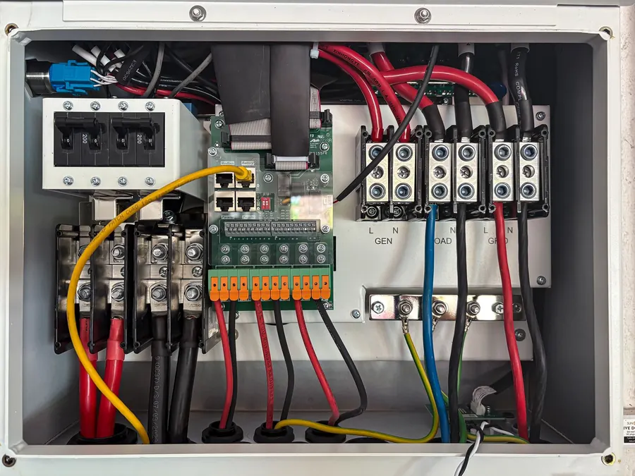 Interior de tablero de fuerza con borneras, conductores de colores y protecciones