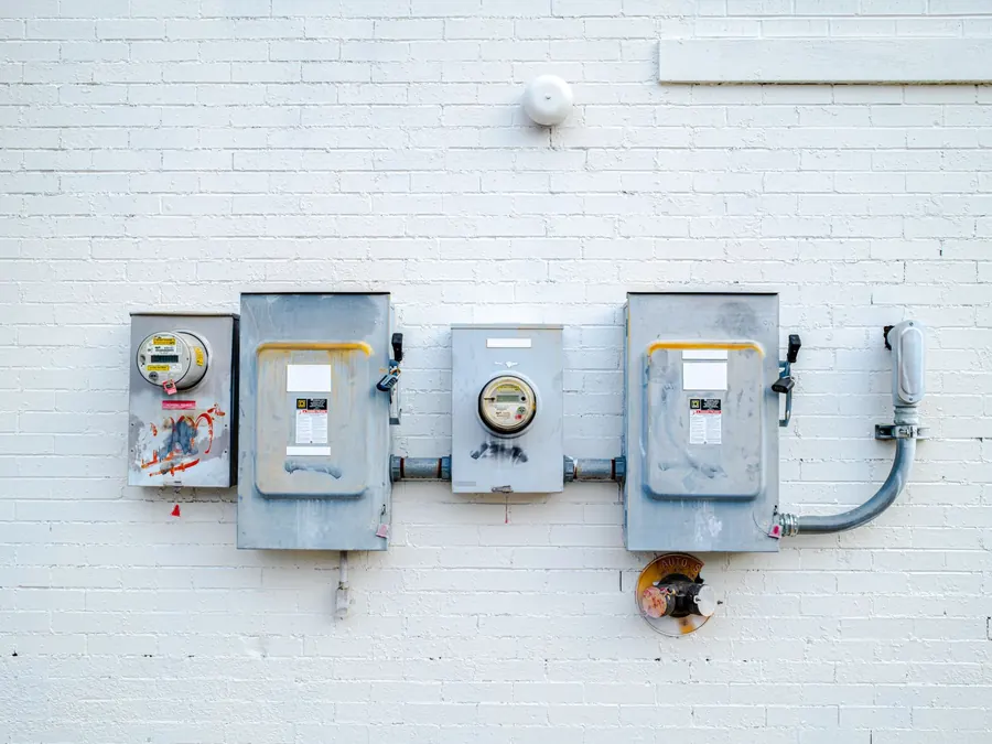 Centro de medición eléctrica instalado en muro exterior